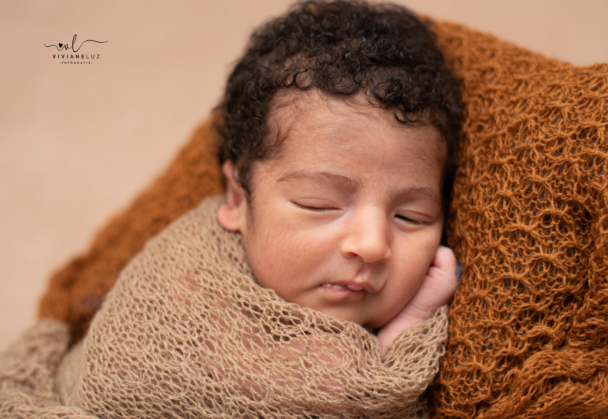 ensaio newborn domiciliar em guaramirim e regiao fotografa de recem nascidos fotografa infantil newborn em casa newborn seguro 