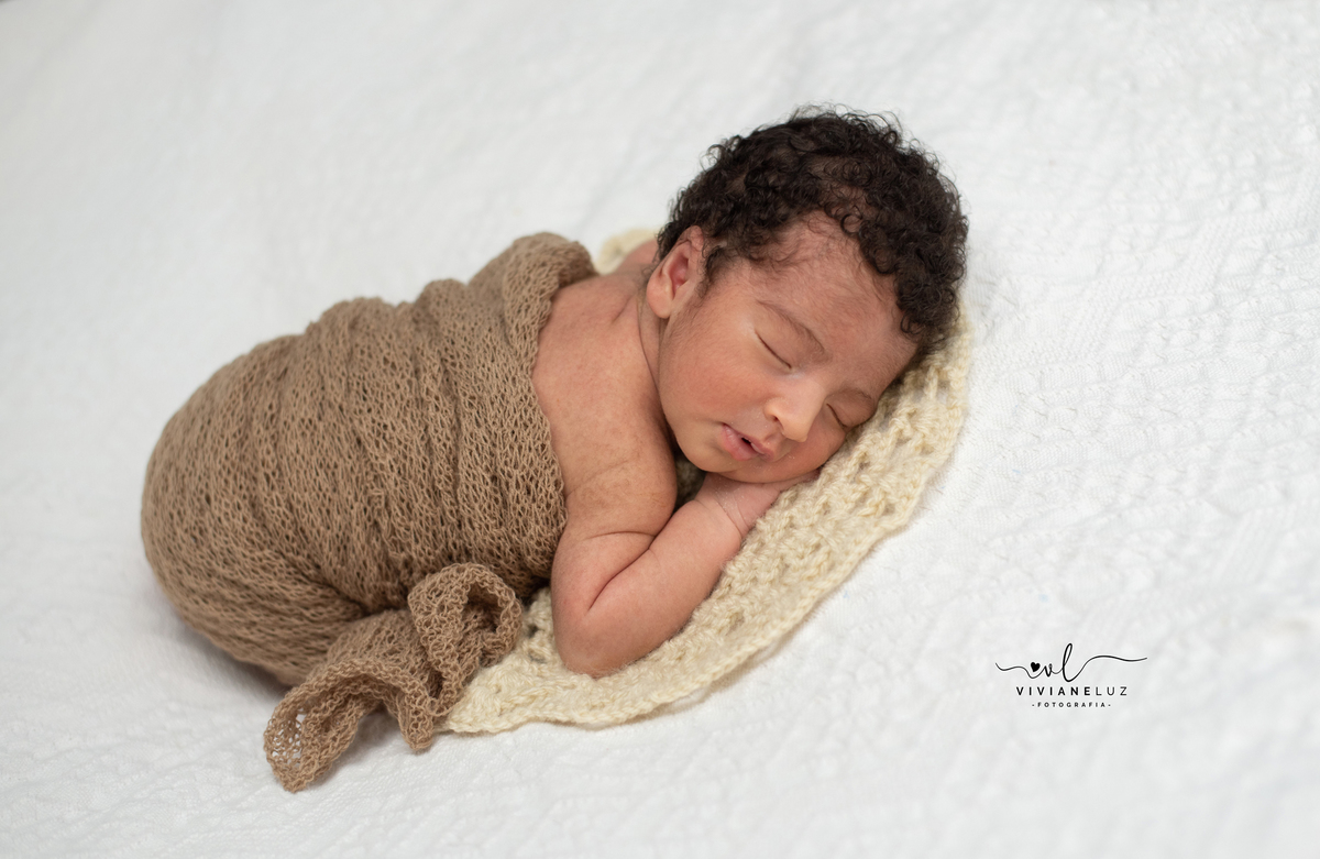 ensaio newborn domiciliar em guaramirim e regiao fotografa de recem nascidos fotografa infantil newborn em casa newborn seguro 