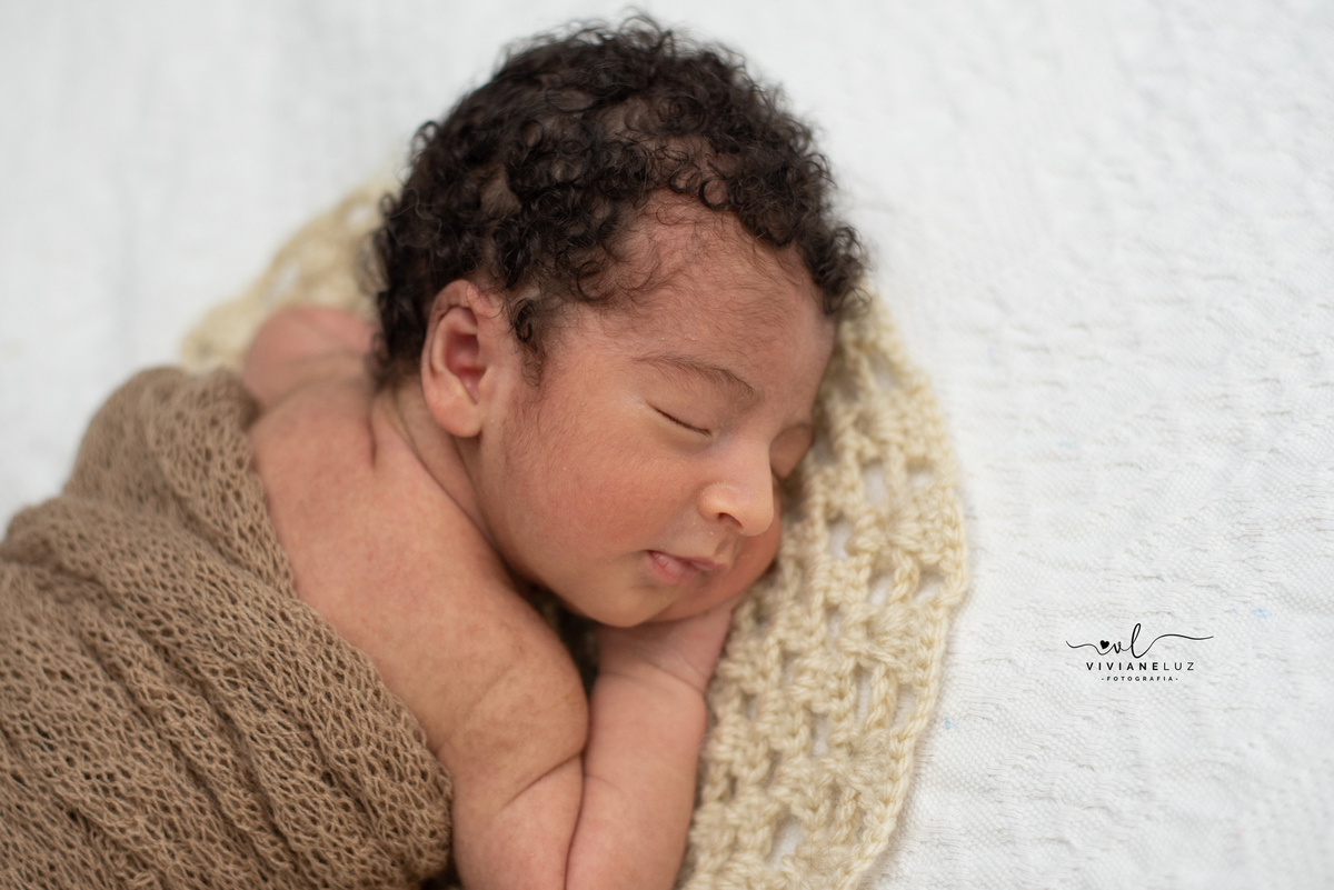 ensaio newborn domiciliar em guaramirim e regiao fotografa de recem nascidos fotografa infantil newborn em casa newborn seguro 