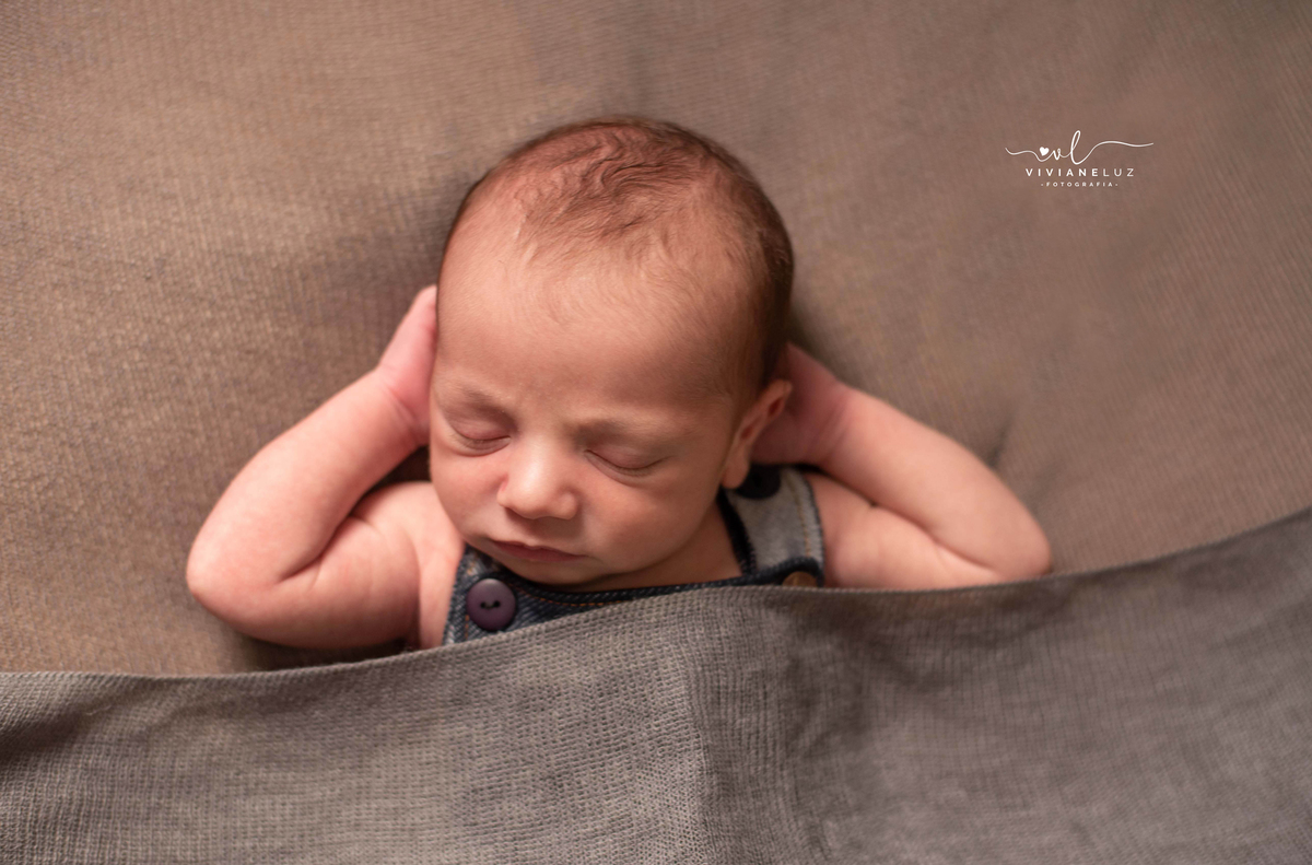 ensaio newborn matteo 10 dias recem nascido de garuva fotografa de guaramirim fotografa de newborn fotografa de recem nascido mae de menino newborn em casa viviane luz fotografias de guaramirim jaragua do sul e regiao