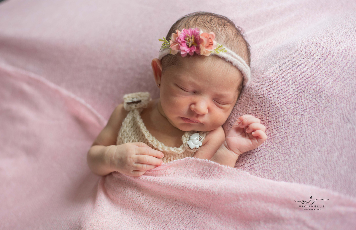 Ensaio newborn ensaio recem nascido mae de menina newborn domiciliar viviane luz fotografias ensaio em casa fotografa de jaragua do sul e guaramirim 