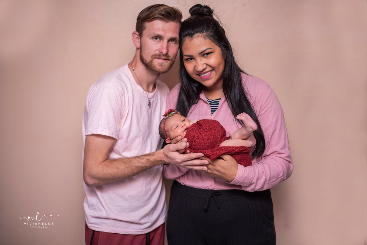 Ensaio newborn ensaio recem nascido mae de menina newborn domiciliar viviane luz fotografias ensaio em casa fotografa de jaragua do sul e guaramirim 