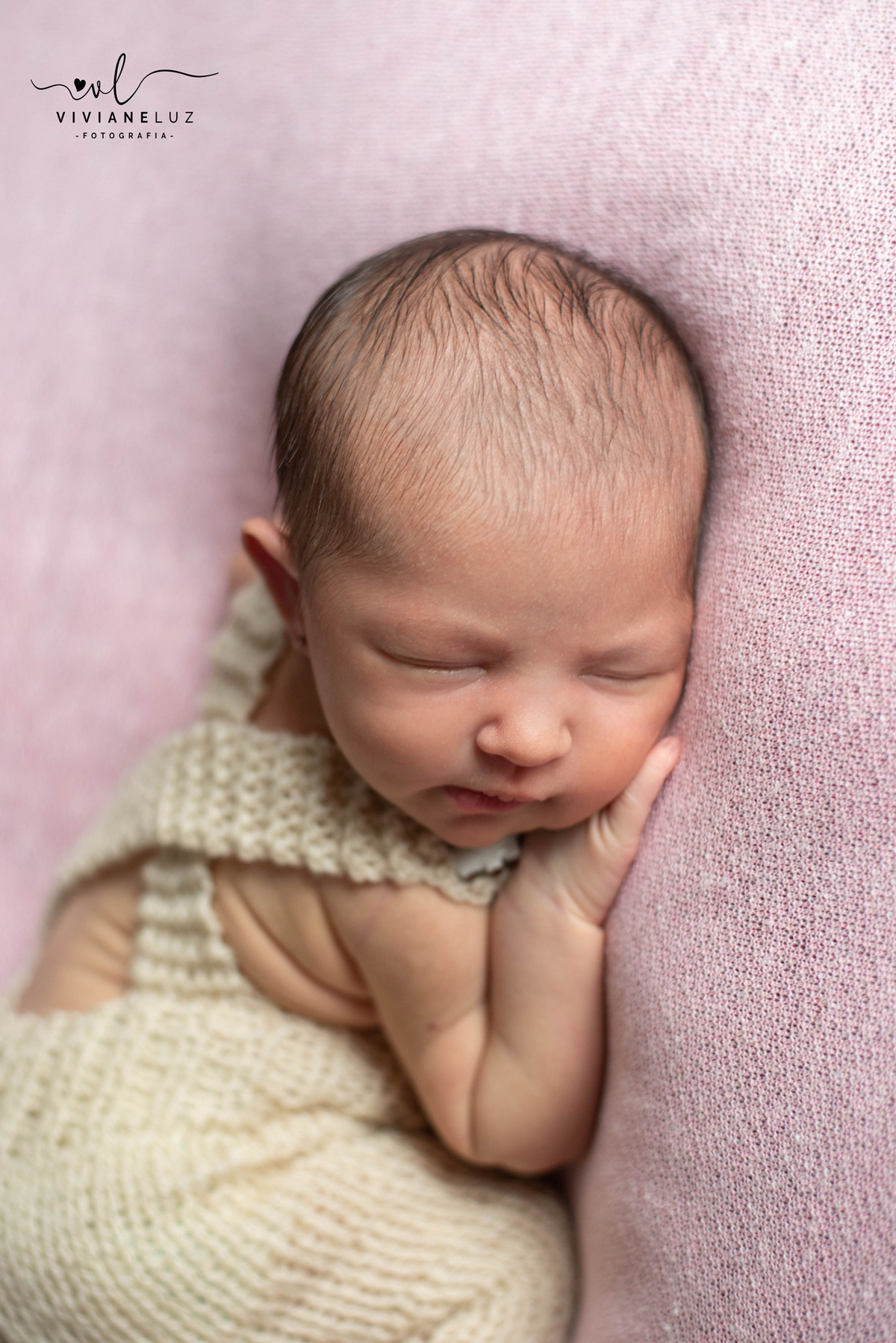 Ensaio newborn ensaio recem nascido mae de menina newborn domiciliar viviane luz fotografias ensaio em casa fotografa de jaragua do sul e guaramirim 