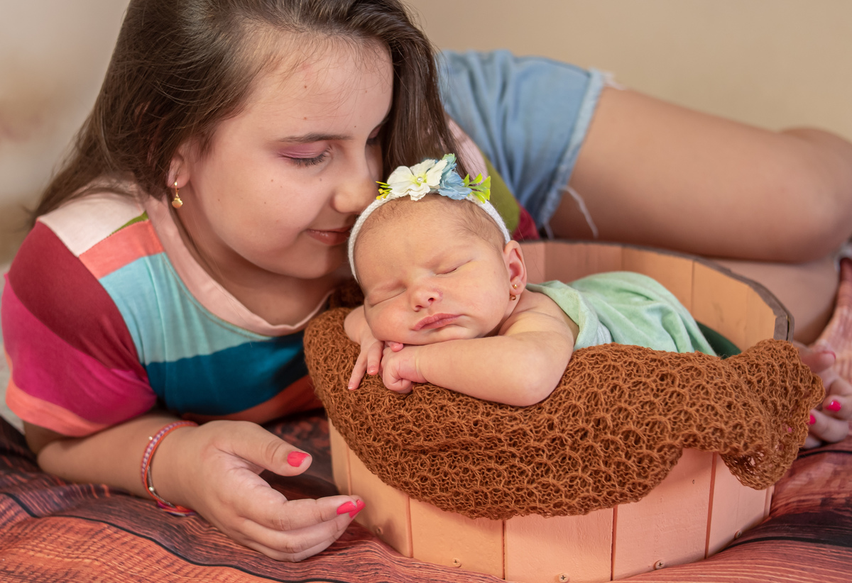 fotografia infantil ensaio newborn em casa fotografa de newborn jaragua do sul fotografa de newborn barra velha fotografa de newborn guaramirim viviane luz fotografias foto de irmas