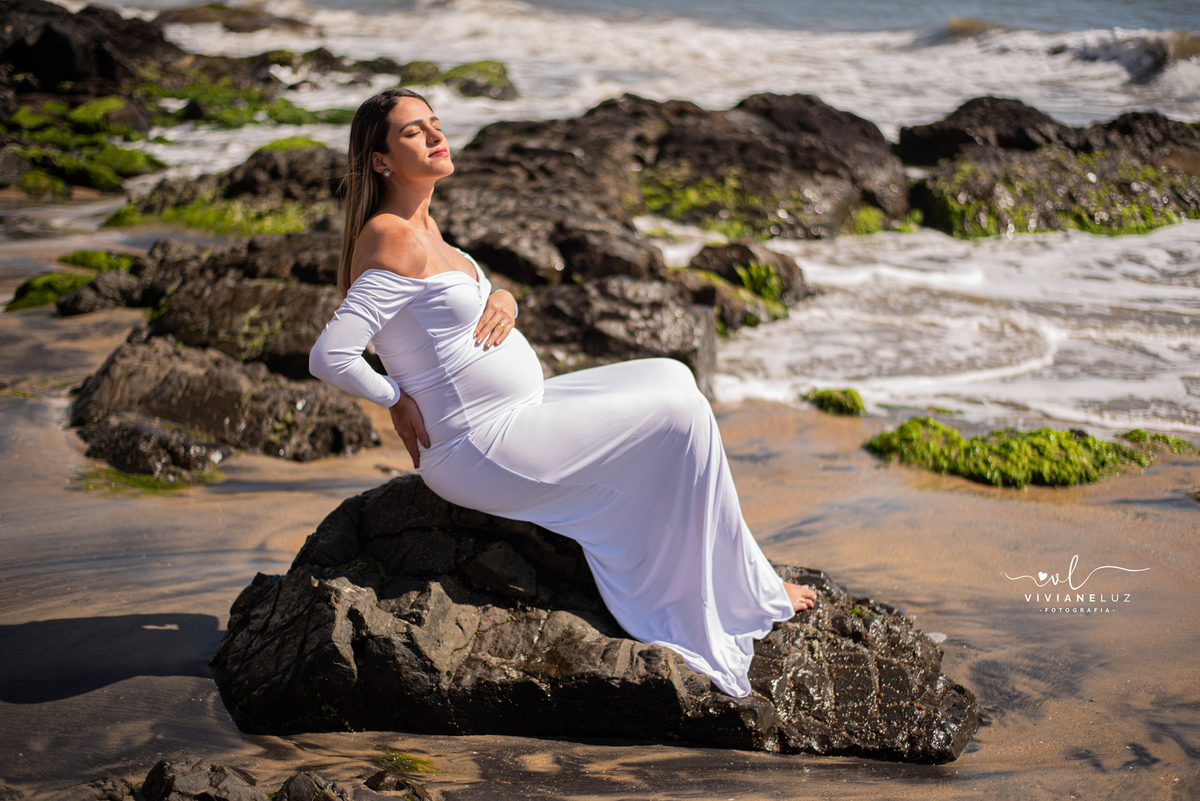 ensaio gestante na praia do grant com figurino