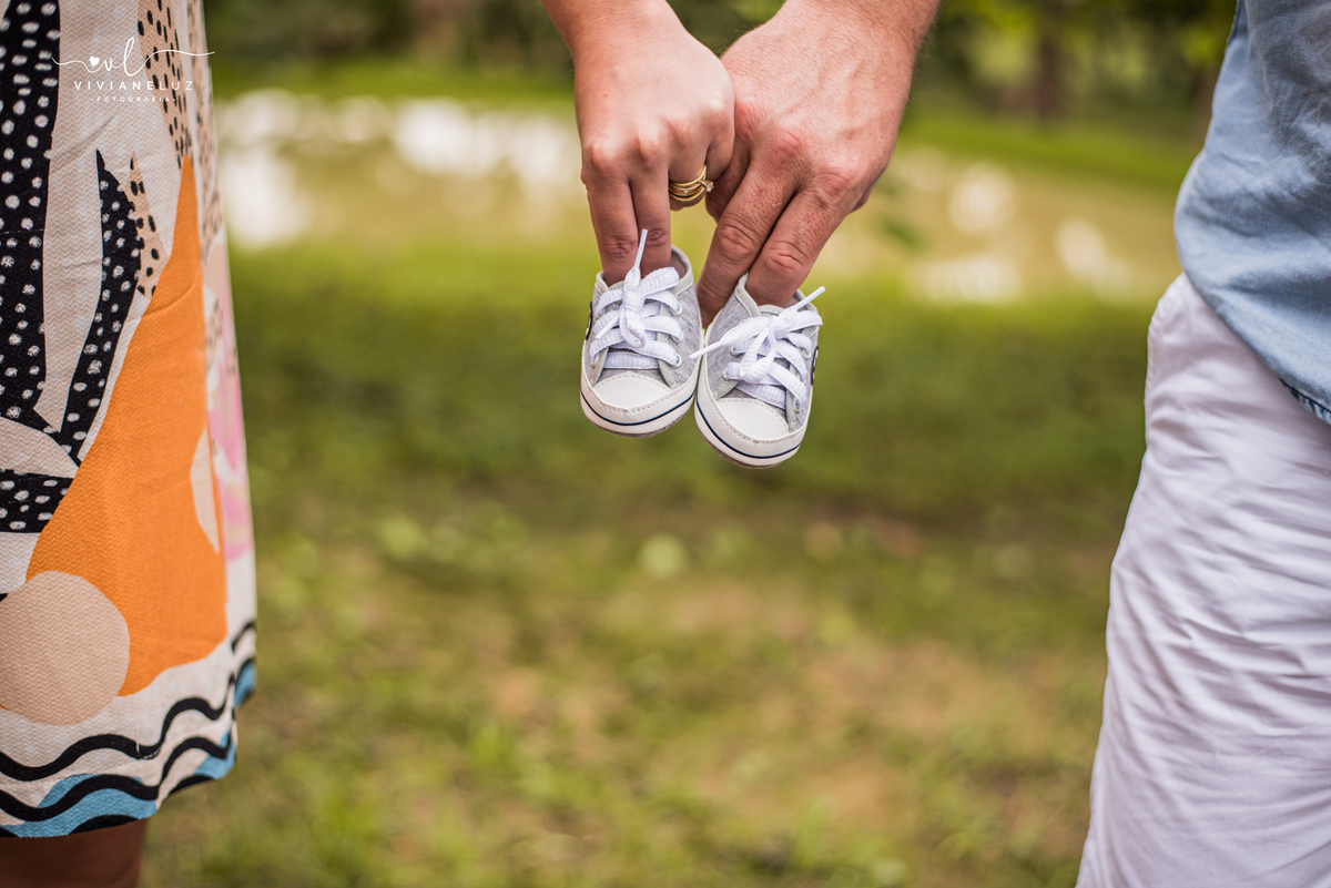 mae de menino ensaio gestante sapatinho de menino tenis