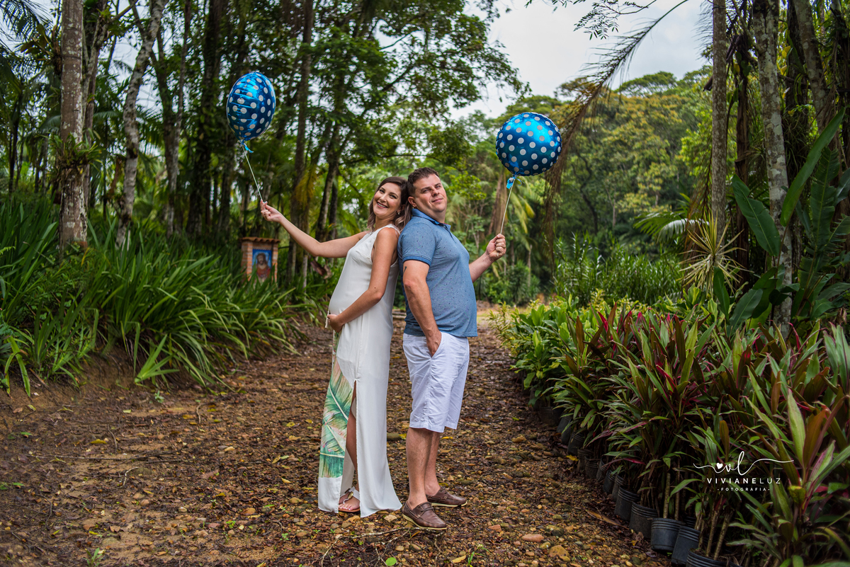 balão azul de menino no ensaio gestante