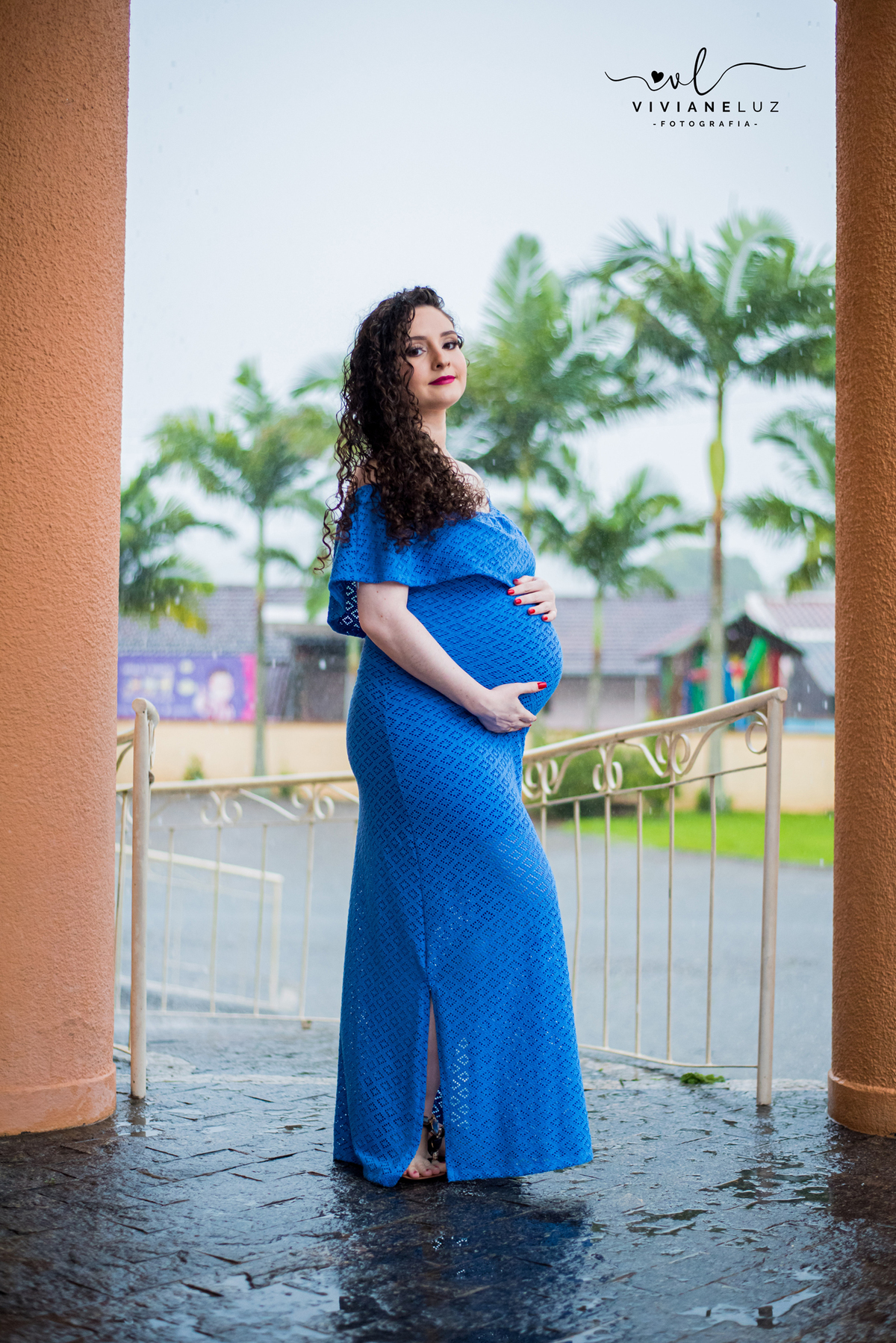 Fotografia de gestante na chuva 