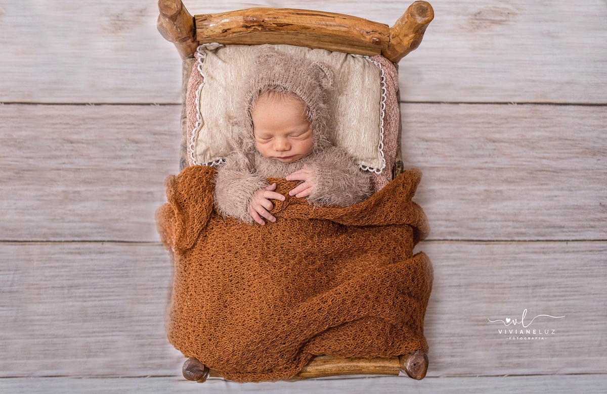 fotografia newborn na casa do cliente prop caminha de madeira