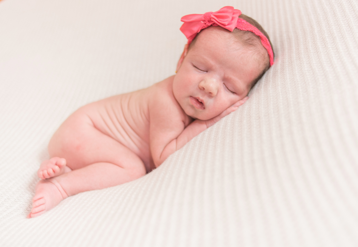 newborn de menina em casa