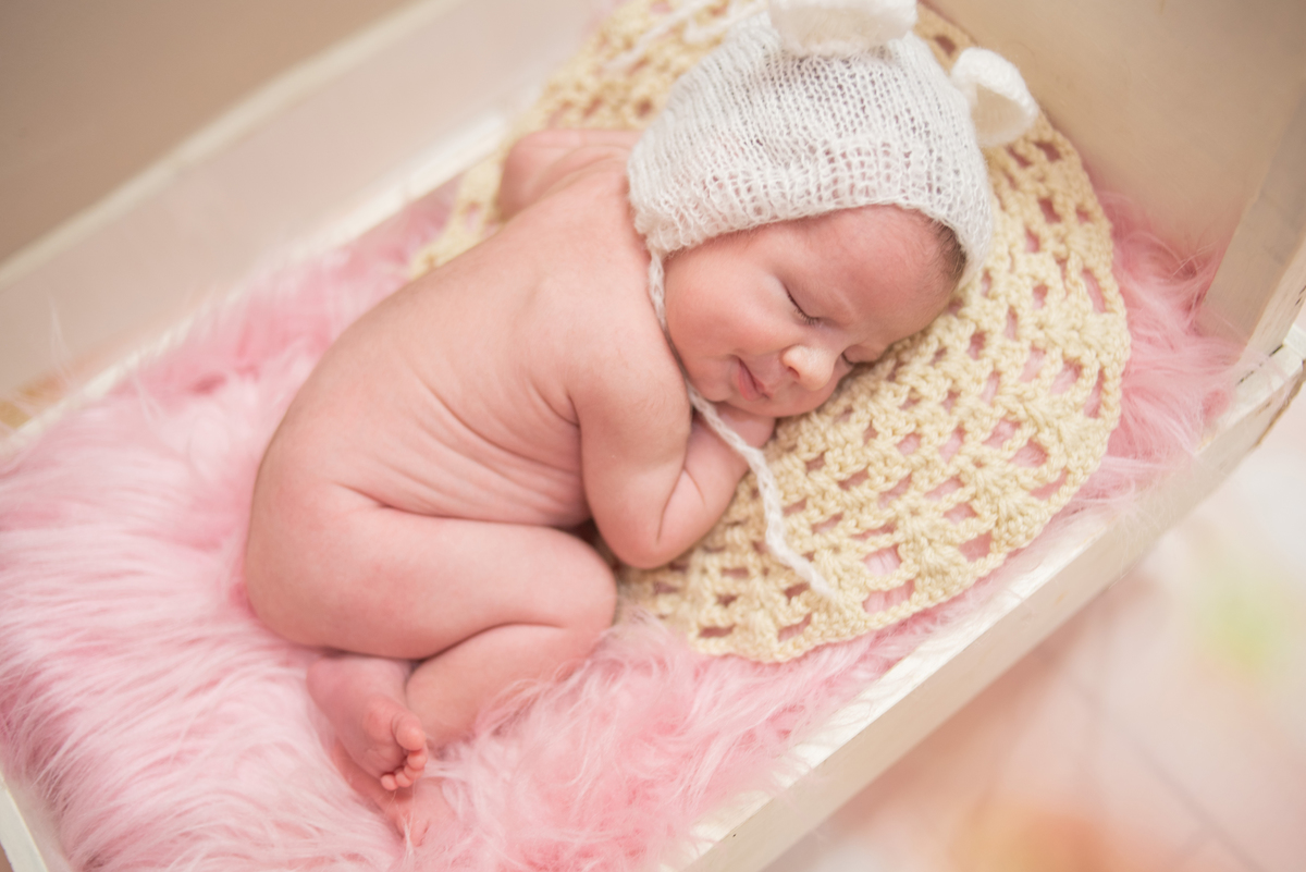 pequena bebezinha fazendo newborn 18 dias