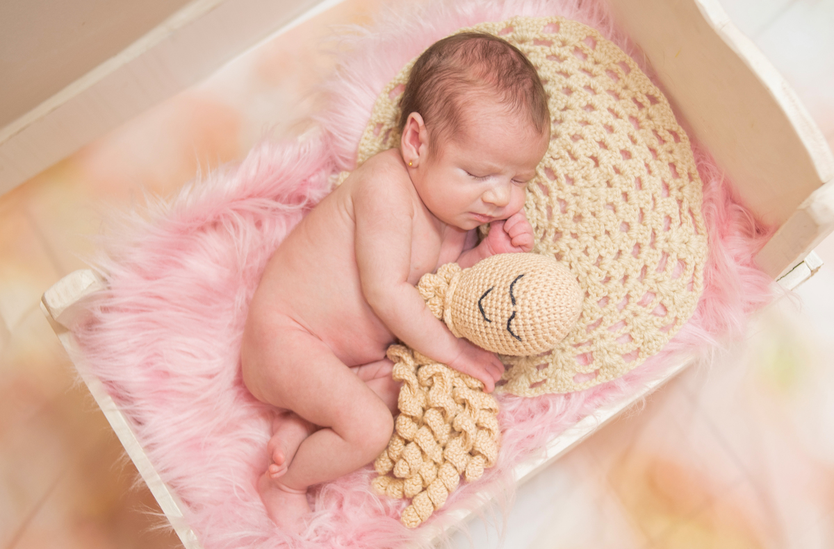 fotos de newborn na casa do cliente de menina amigurumi