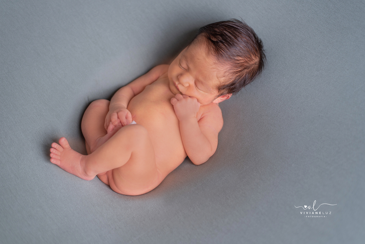 bebe segurando pézinho, ensaio newborn em casa