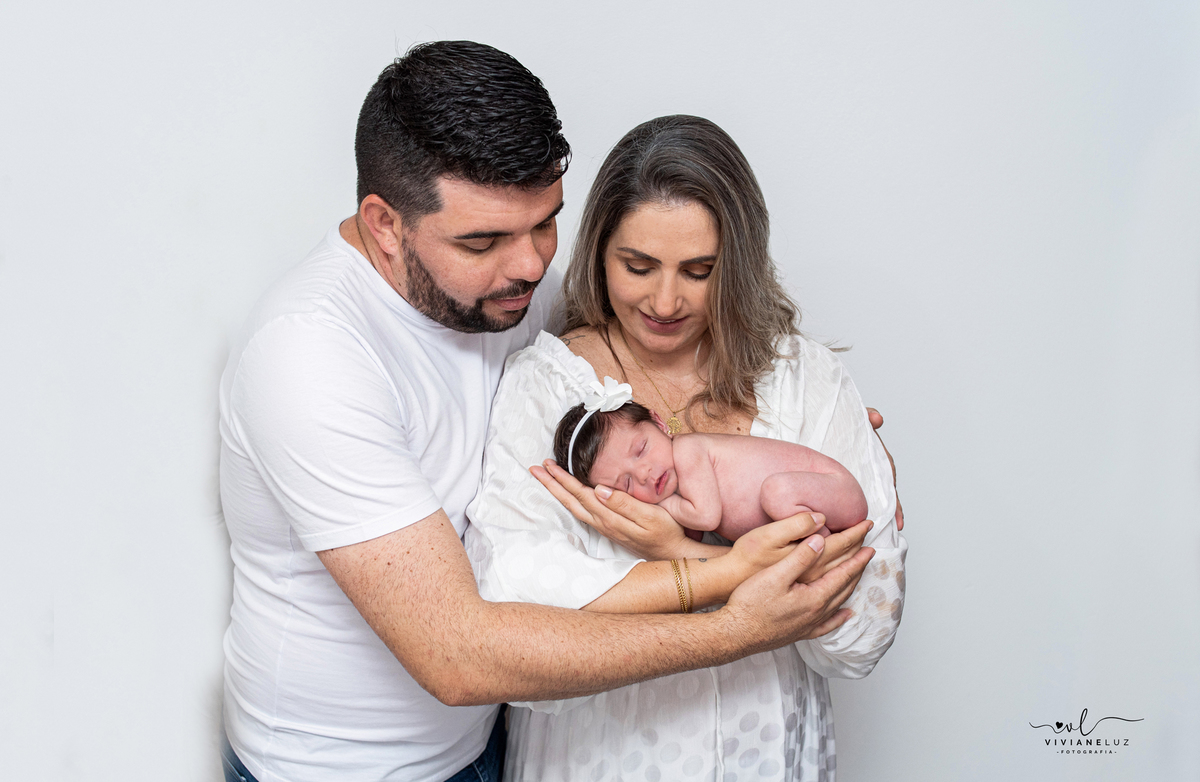 newborn em casa com os pais