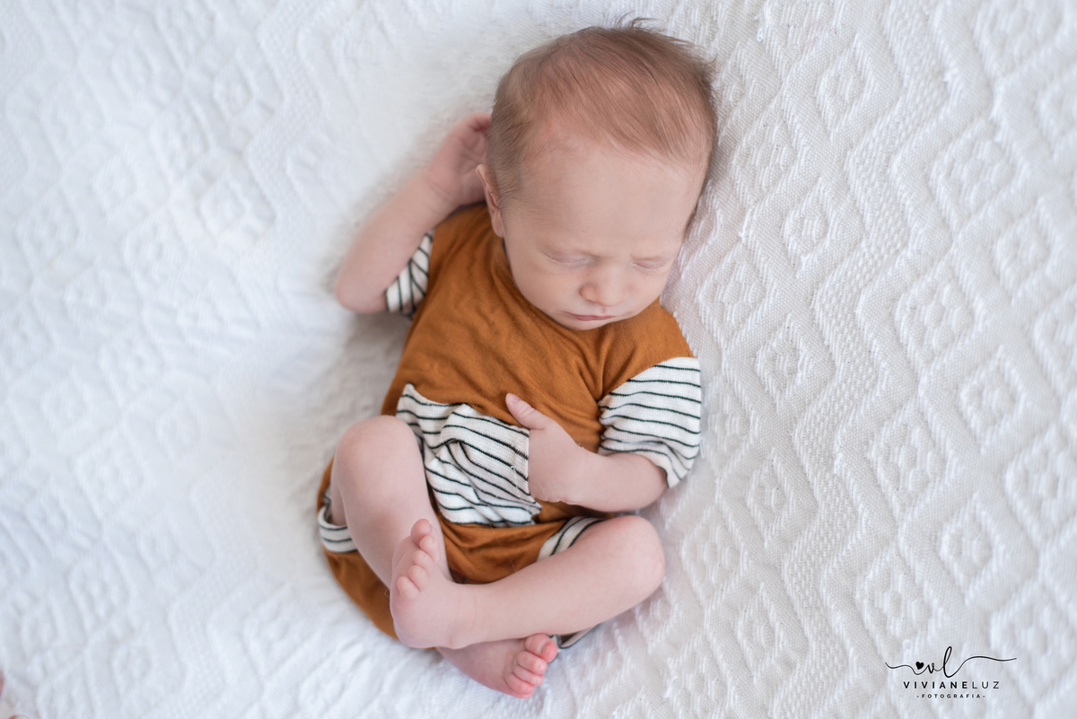 ensaio em casa pose menino com a mão no bolso de boa na lagoa