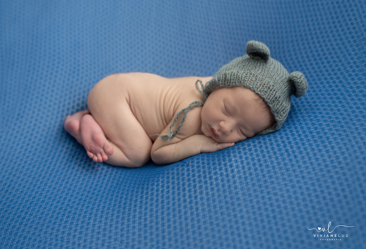 ensaio newborn do samuel na casa do cliente pose de bundinha