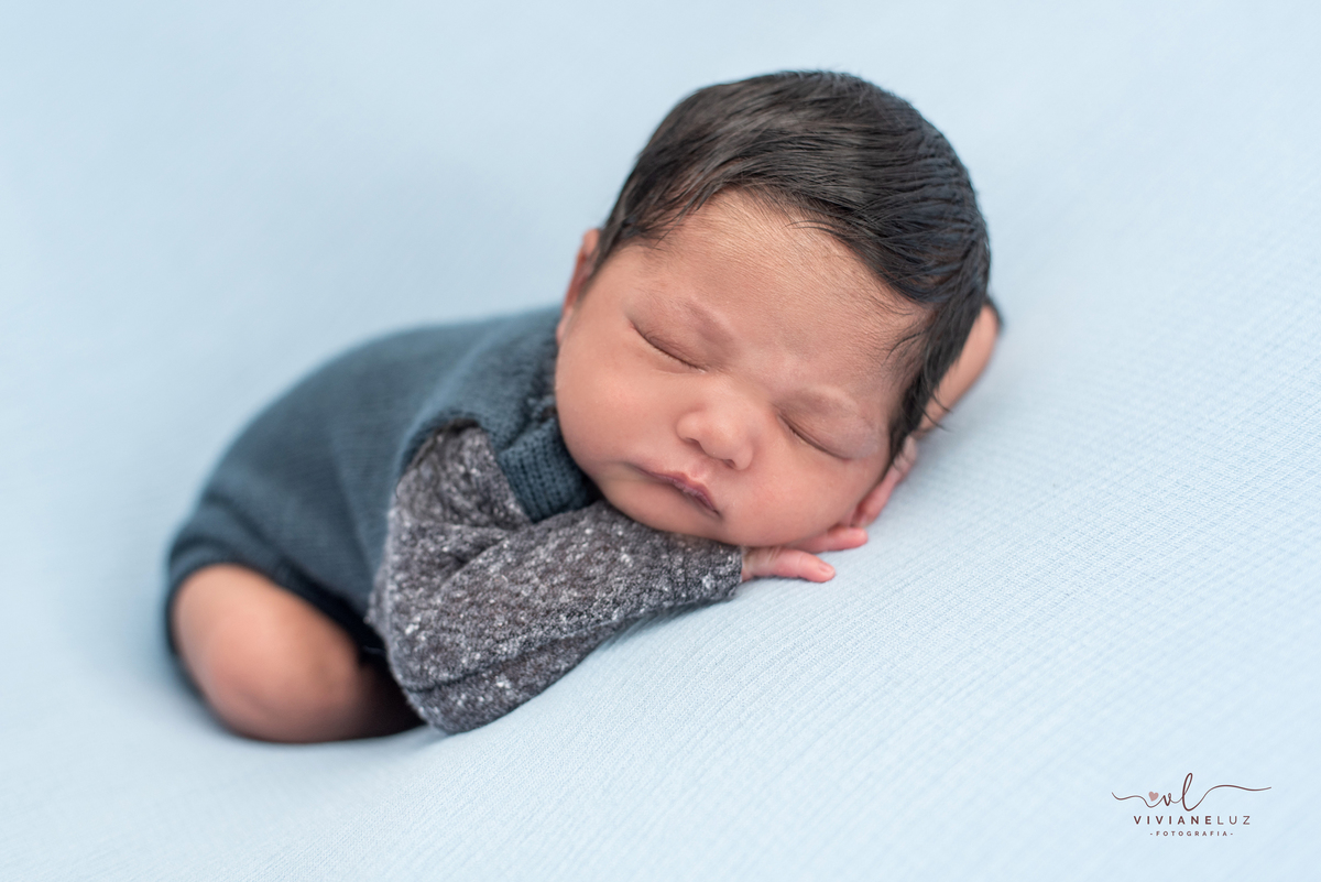 bebe cabeludo no newborn em casa fotografa de jaragua do sul