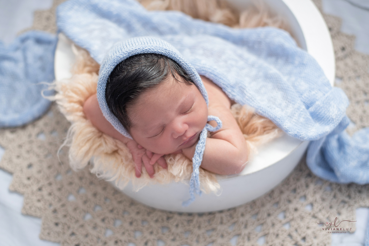 newborn azul e creme de menino pose de bracinho fofografa de guaramirim viviane luz