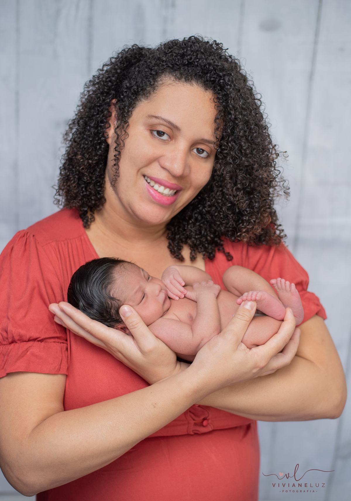 dia das maes bebe no colo da mae newborn