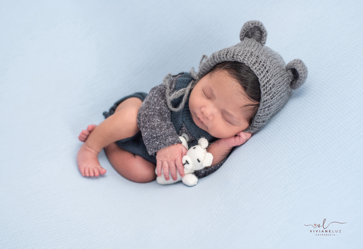 fotografia newborn em casa fotografa de recem nascidos mãe de menino bebe cabeludo