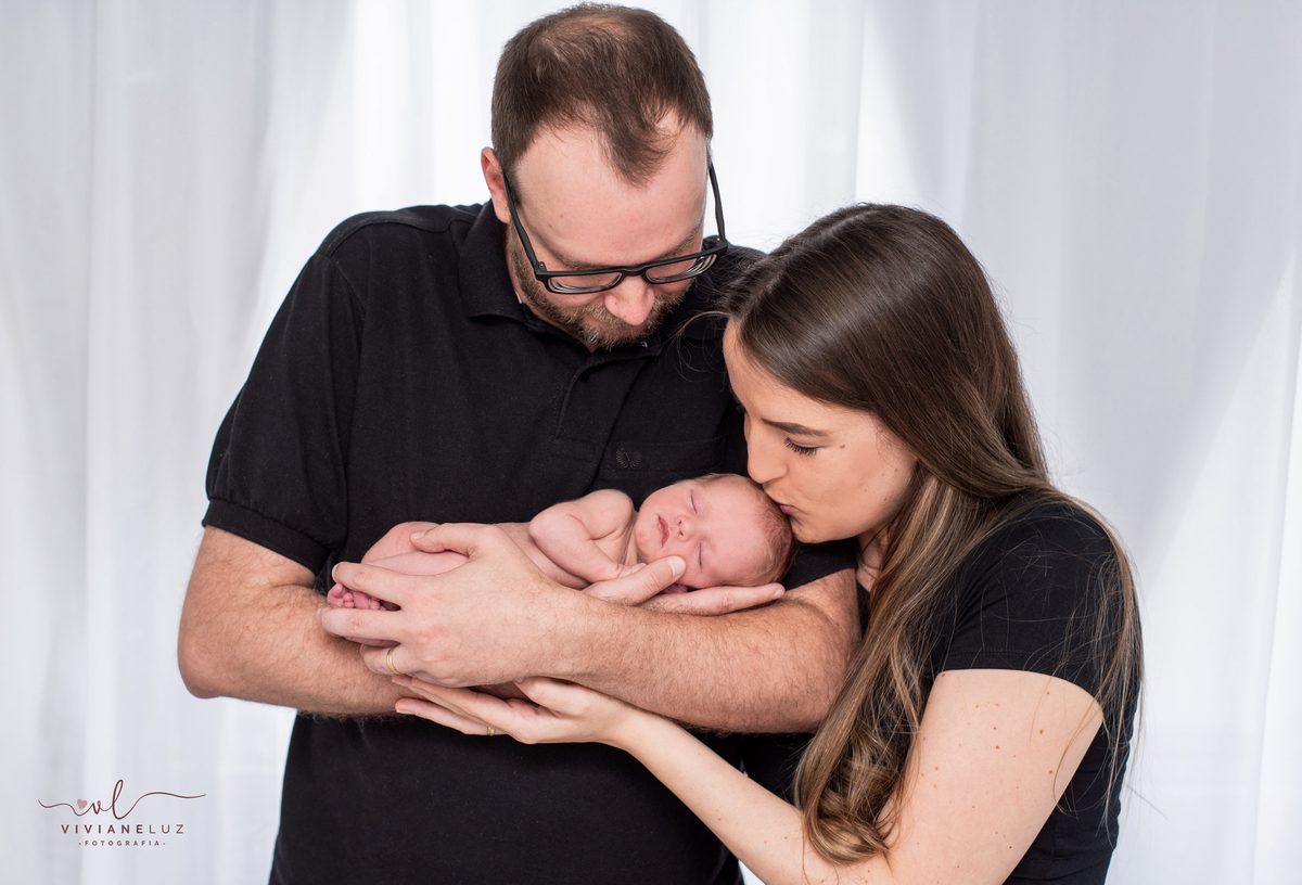 papai e mamae em ensaio newborn