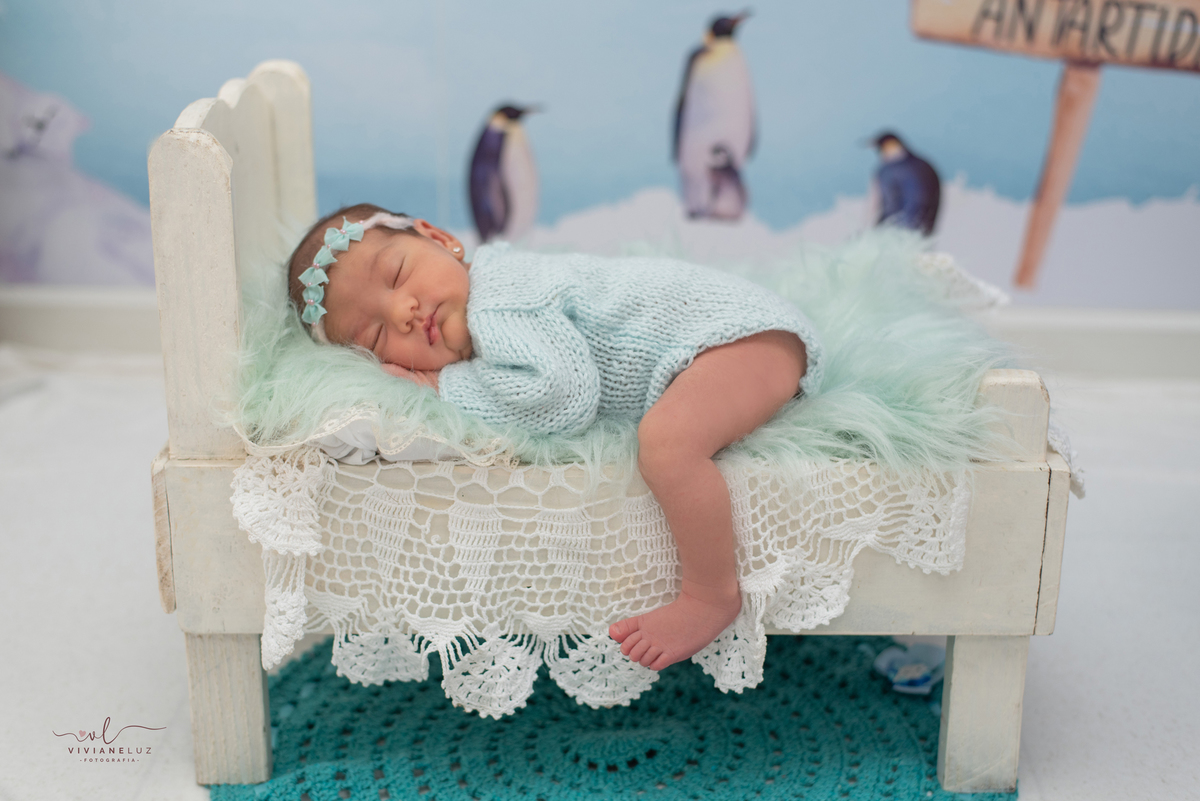 fotos de menina de verde no ensaio de recem nascido