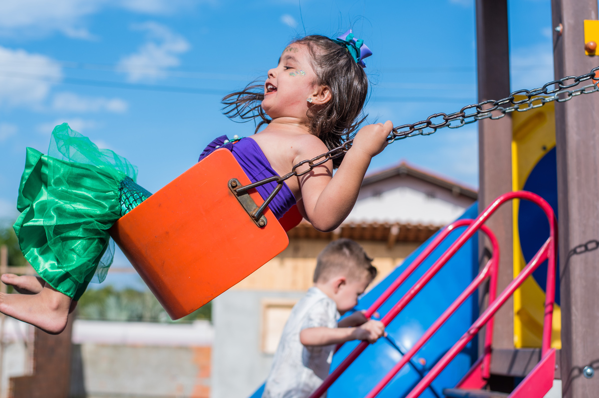 criança no balanço brincadeira de criança no balanço fotografa de guaramirim para festa infantil