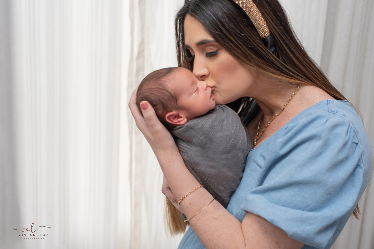 beijinho de mae no ensaio newborn