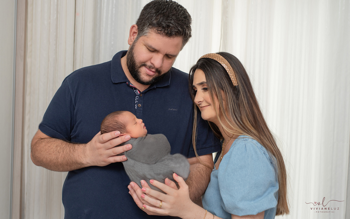 familia reunida para o ensaio newborn em casa fotografa de guaramirim