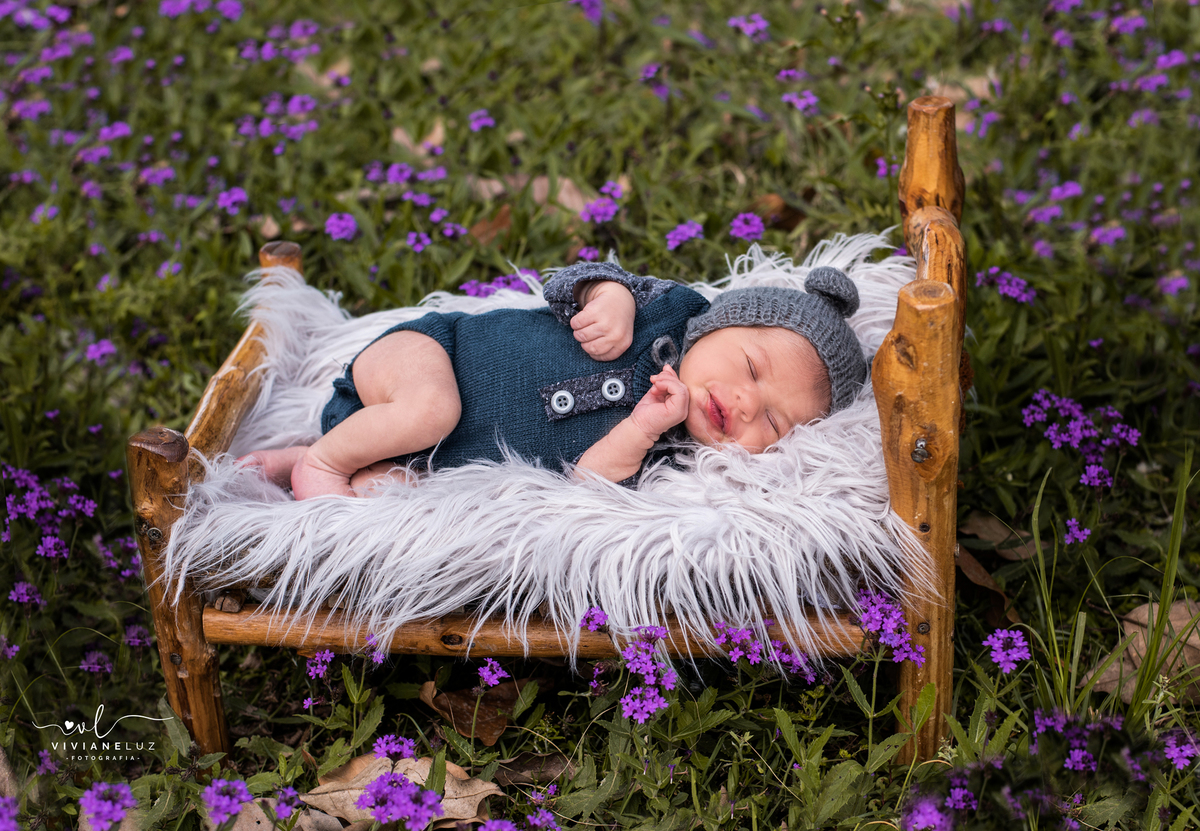 foto de newborn em casa em meio a natureza fotos com florzinhas