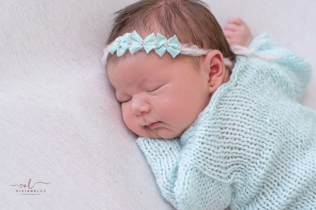 ensaio newborn de menina cor verde e azul, cor de rosa