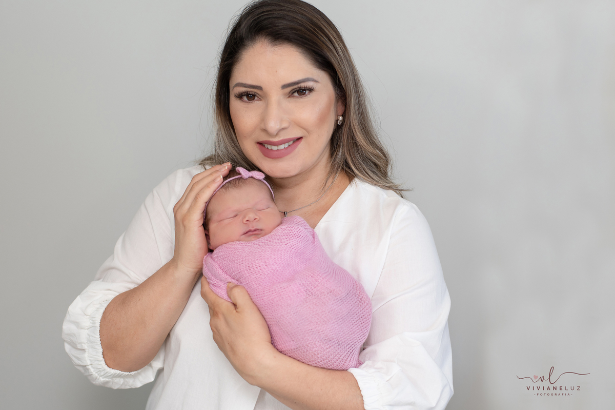 foto de newborn com a mamãe ensaio domiciliar