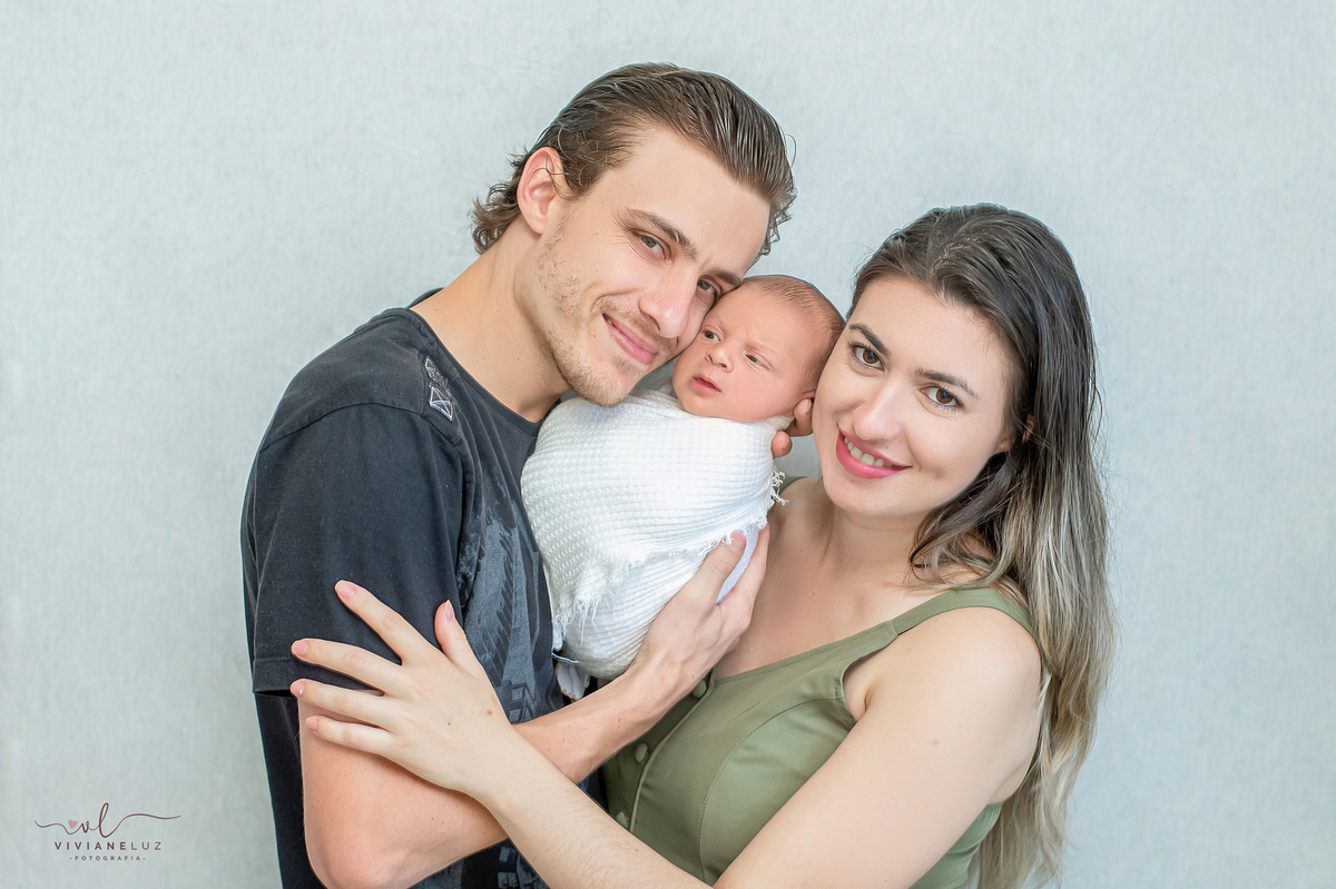fotografia de newborn em casa com os pais