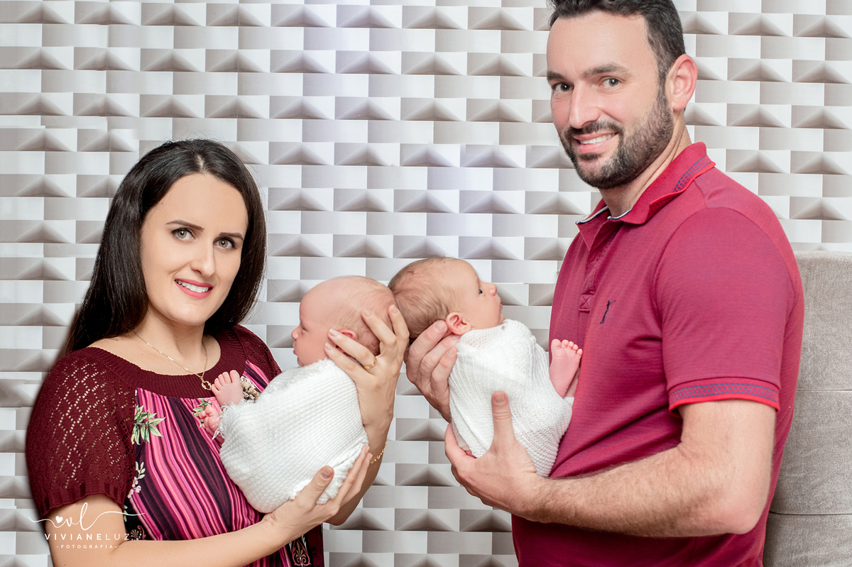 ensaio newborn de gemeos em casa fotografa de guaramirim jaragua do sul e região irmãos mae de meninos