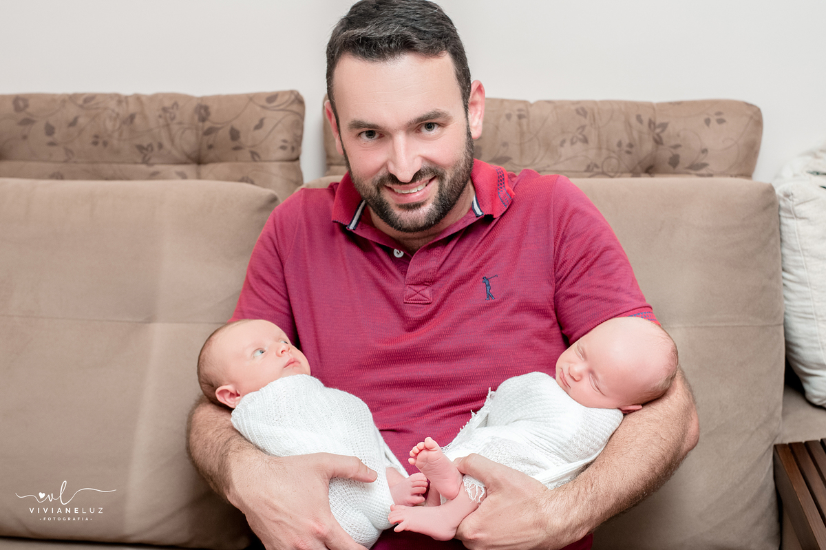 fotografia de pai e filho newborn em casa com filhos pai de meninos
