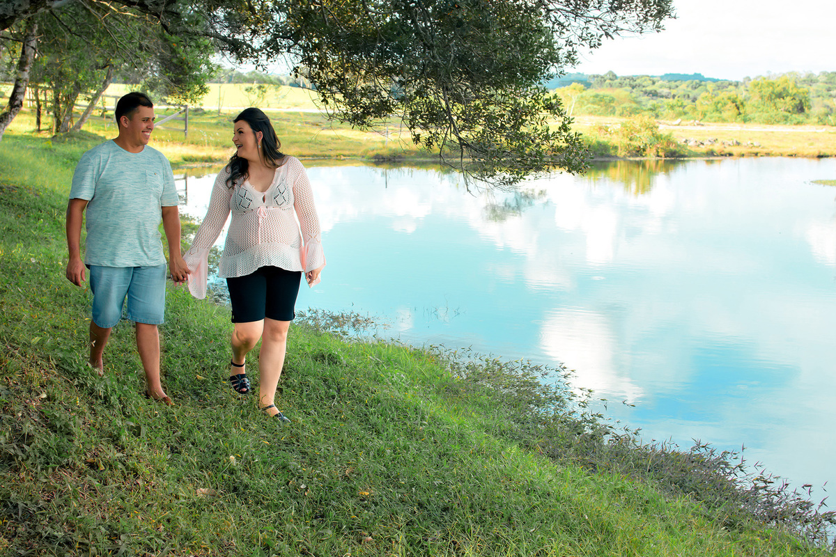 Os pais caminham juntos na beira do lago em Nova Petrópolis em seu ensaio gestante

