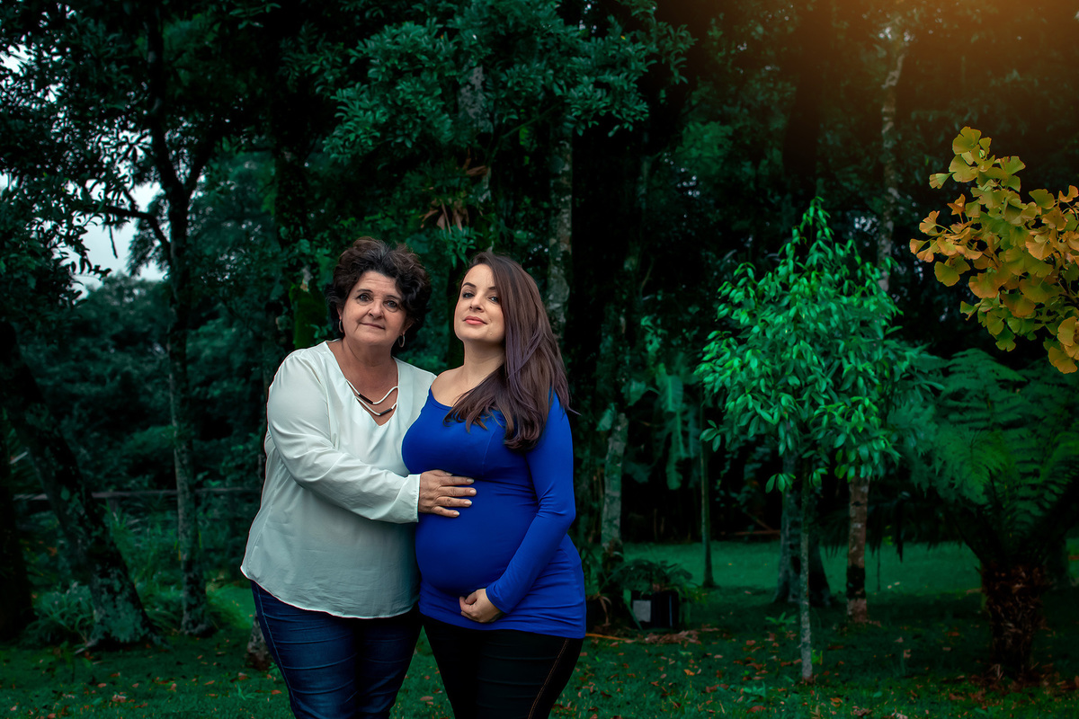 Mãe e filha no ensaio de gestante em Nova Petrópolis.