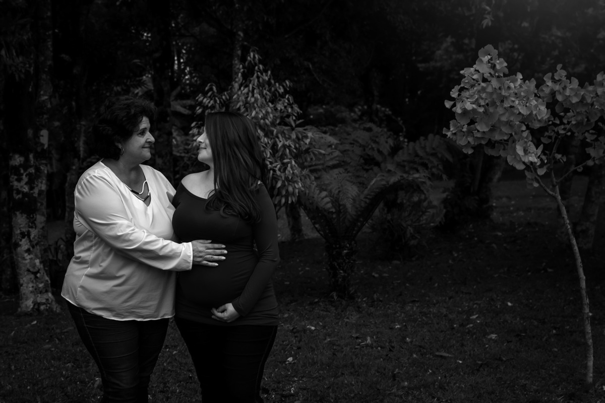 O amor entre mãe e filha fica linda em fotos de gestante, e essas foram feitas em Nova Petrópolis.