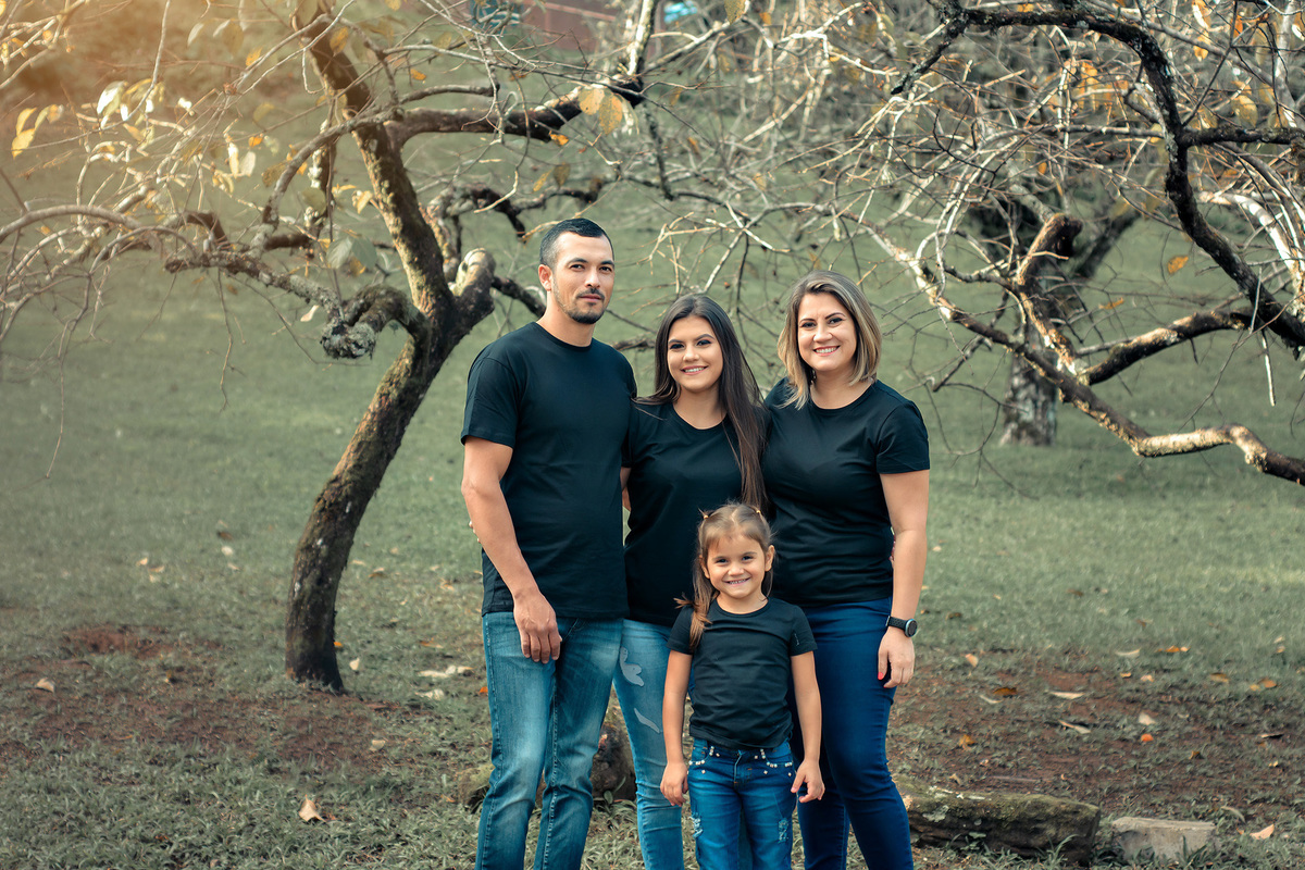 Mileny no seu ensaio de 15 anos junto com a família em Nova Petrópolis