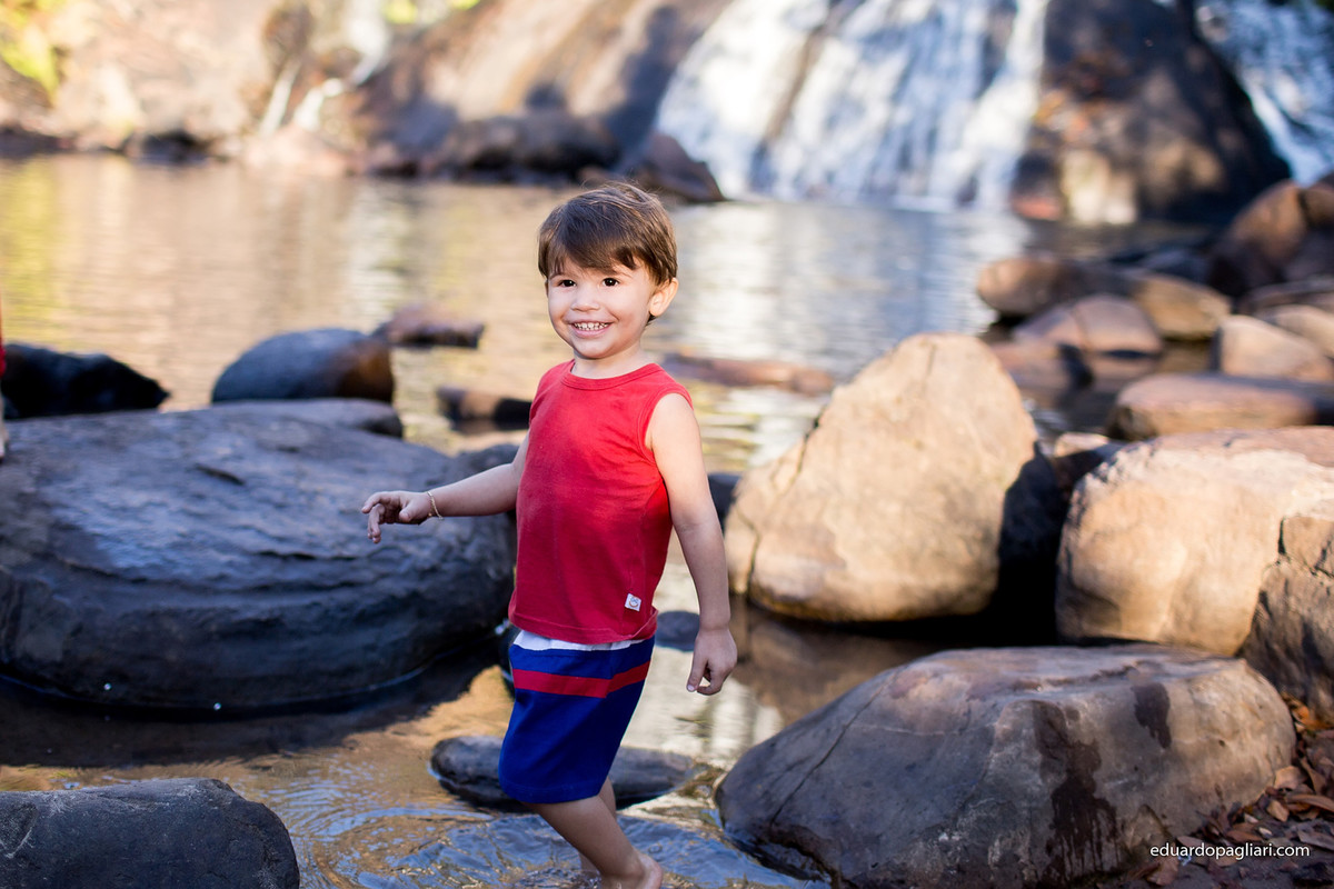crinça brincando na agua