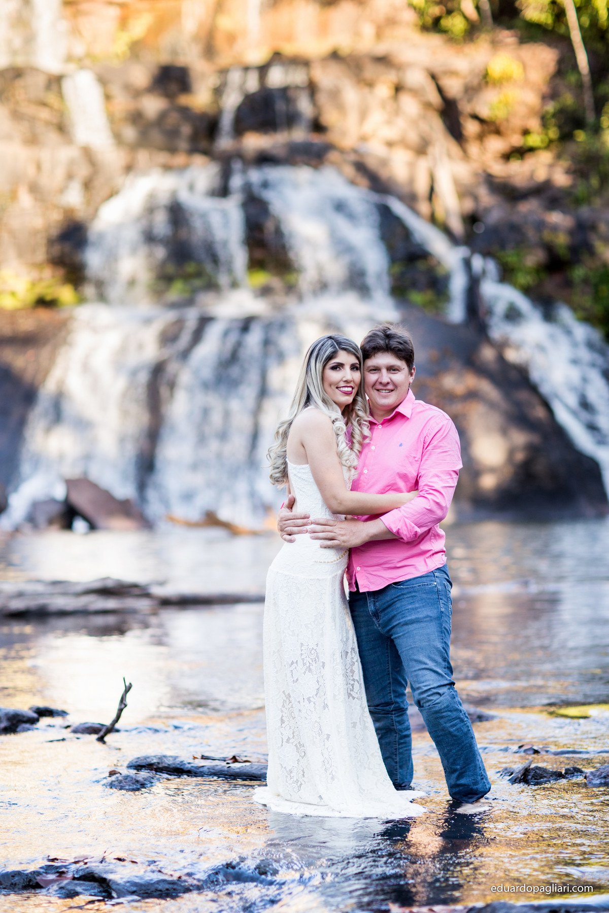 casal a beira da cachoeira