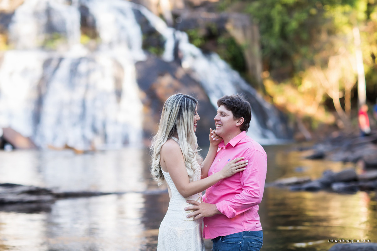 casal a beira da cachoeira