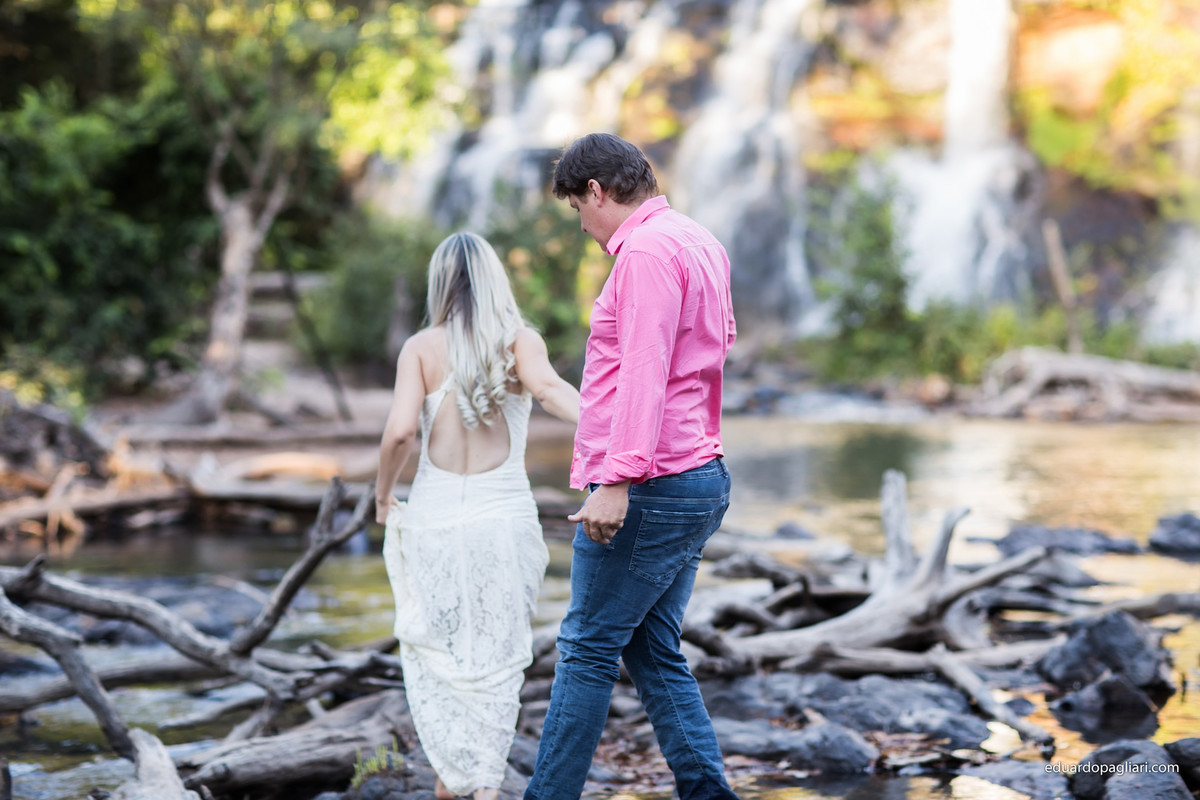 casal a beira da cachoeira