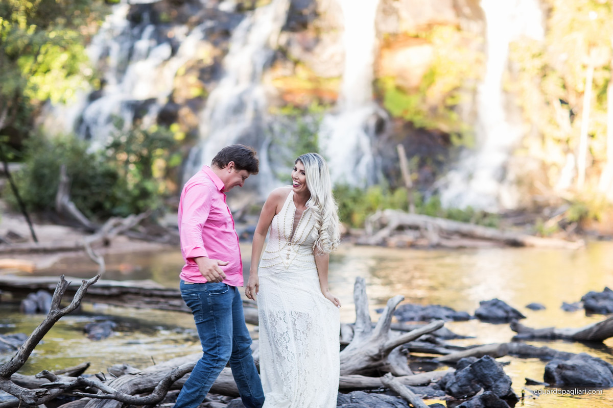 casal a beira da cachoeira