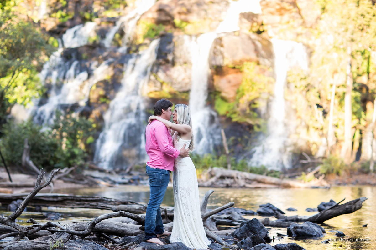 casal a beira da cachoeira