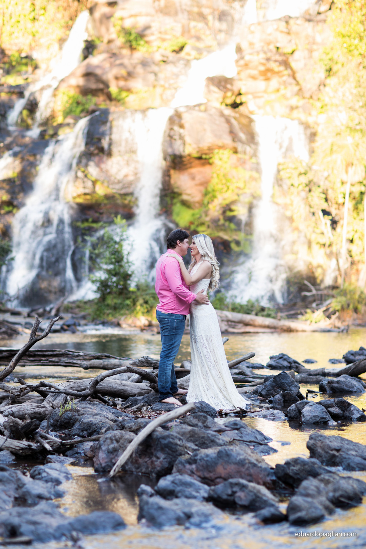 casal a beira da cachoeira