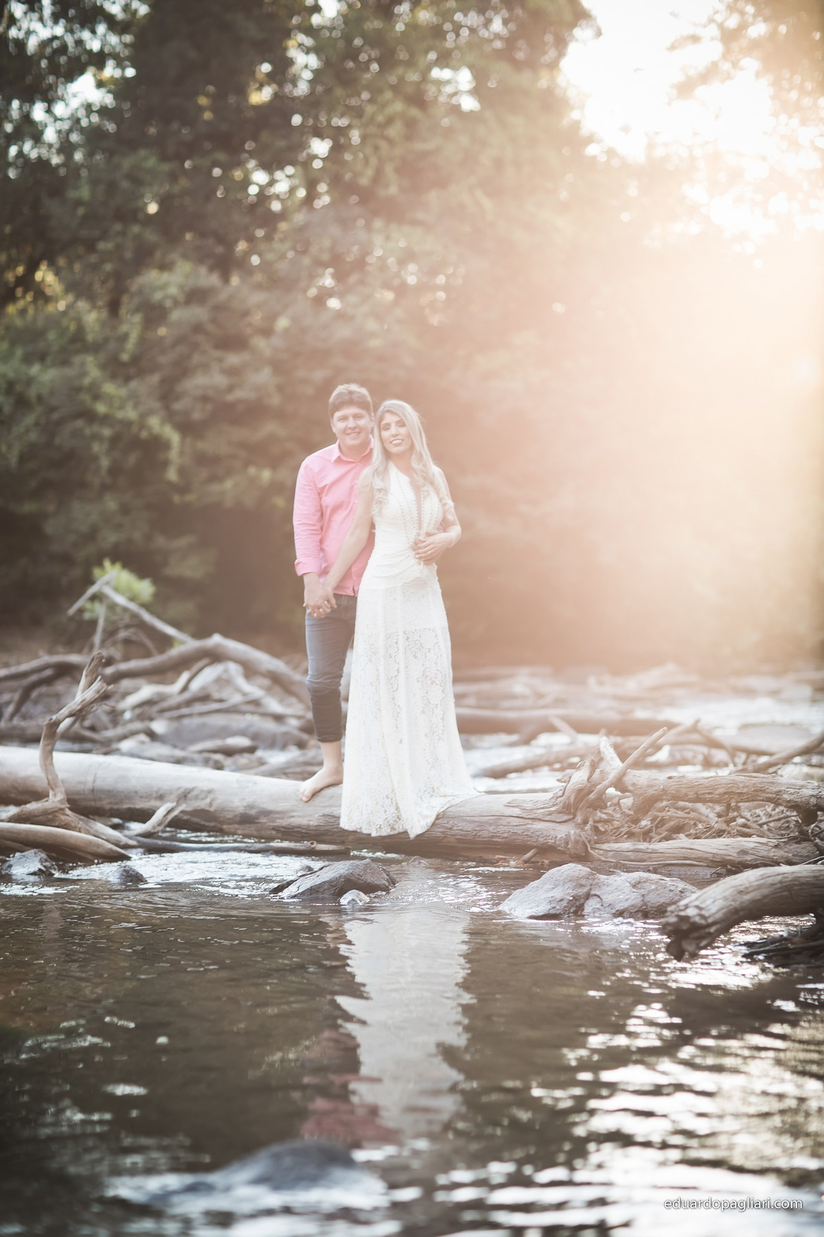 casal a beira da cachoeira