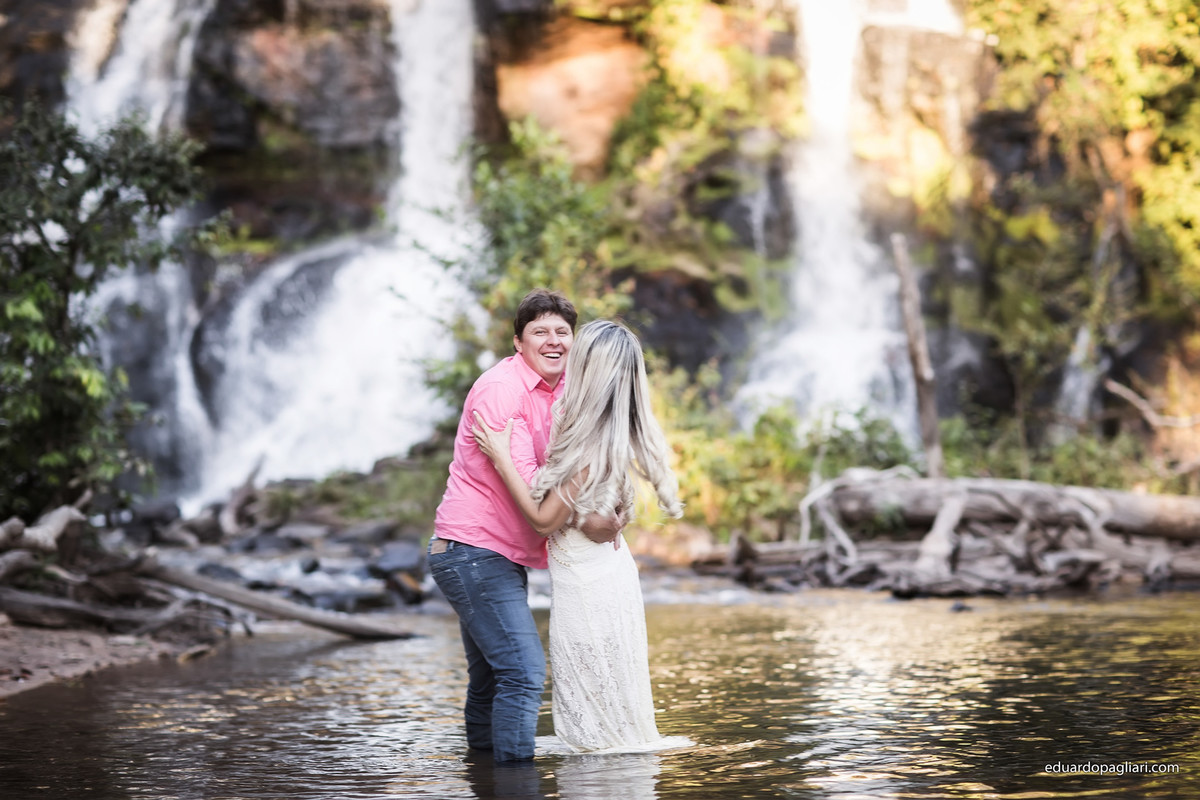 casal a beira da cachoeira