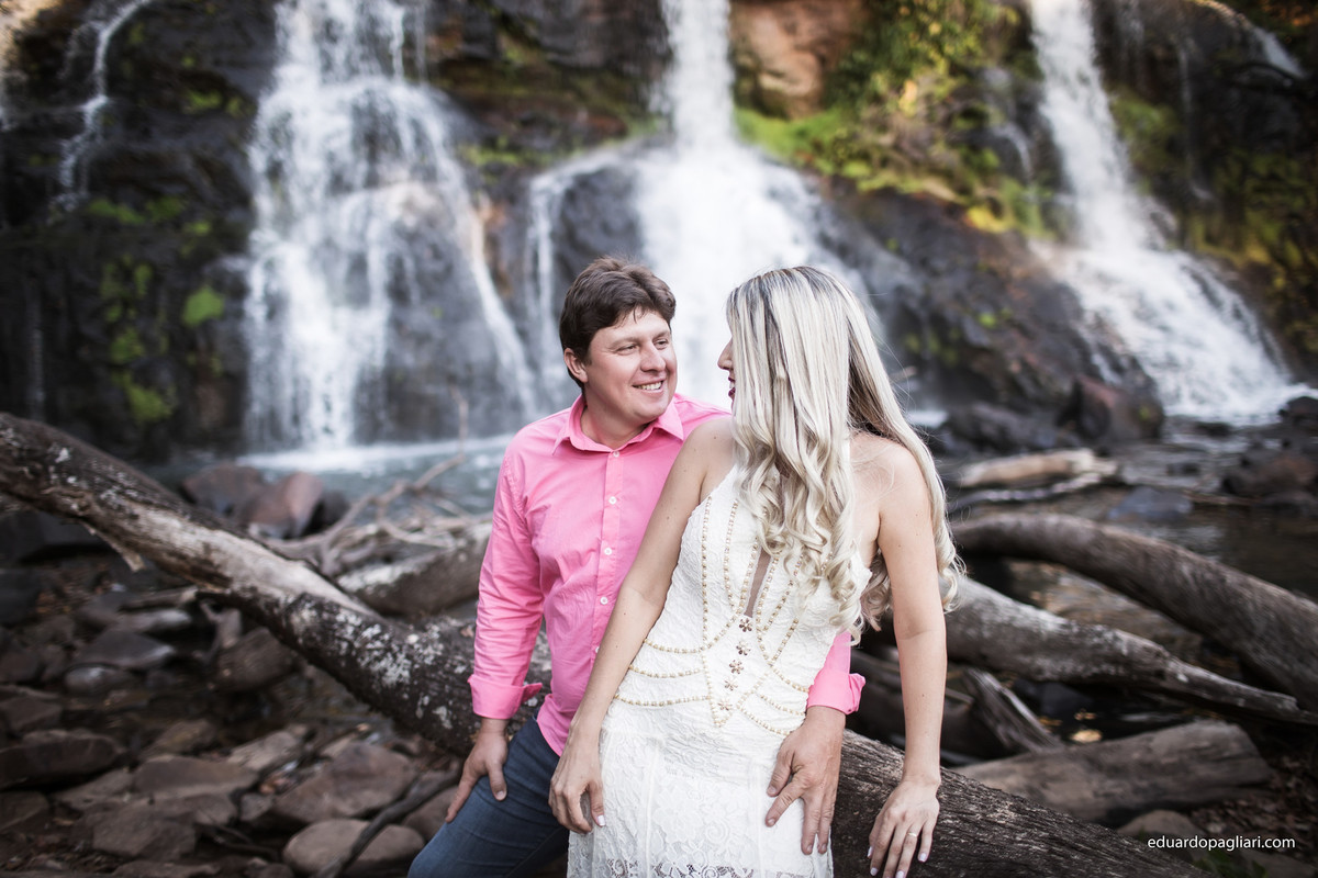 casal a beira da cachoeira