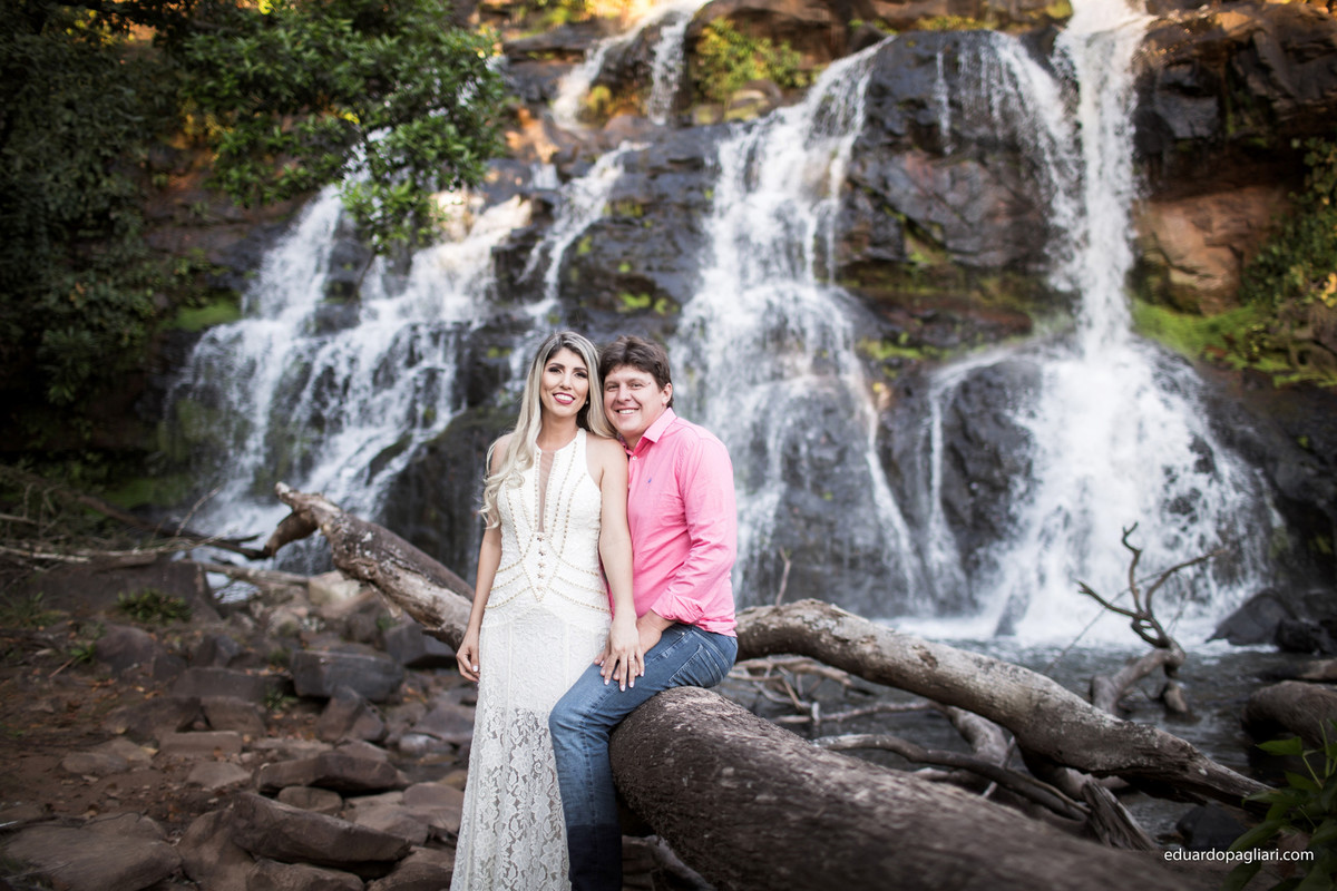 casal a beira da cachoeira